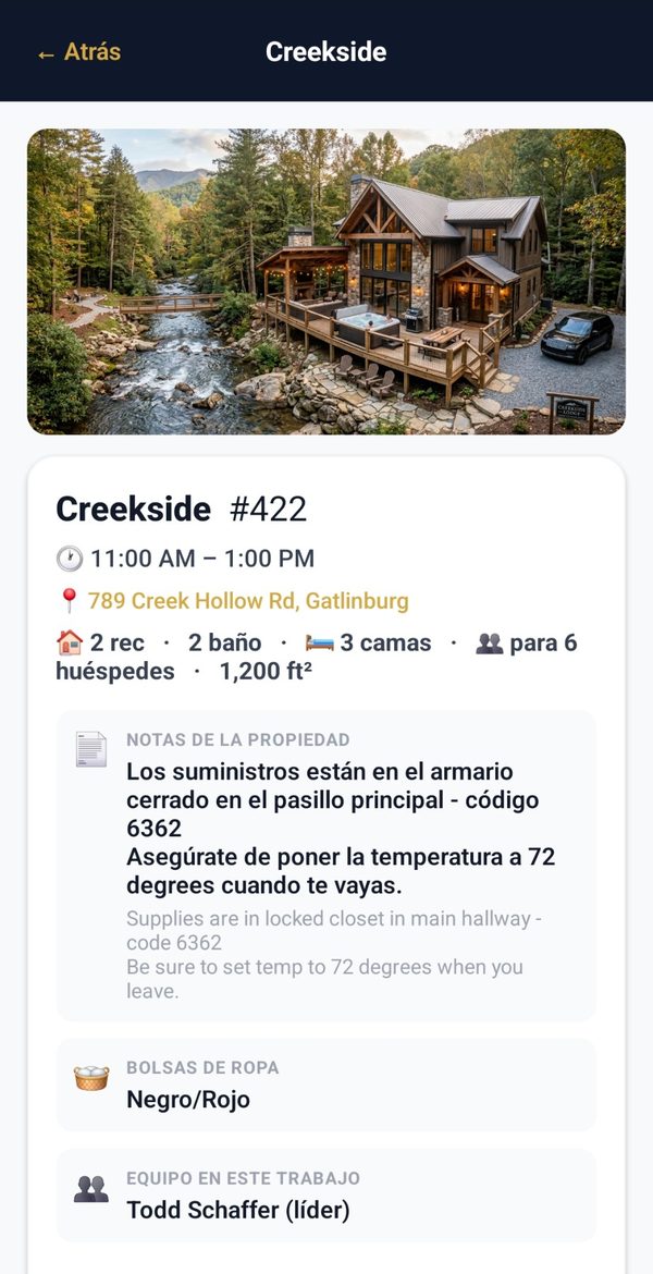 Rinsebase crew app job screen in Spanish — property photo, time window, beds and baths, property notes translated to Spanish with the English original beneath, laundry bag colors, and the crew on the job